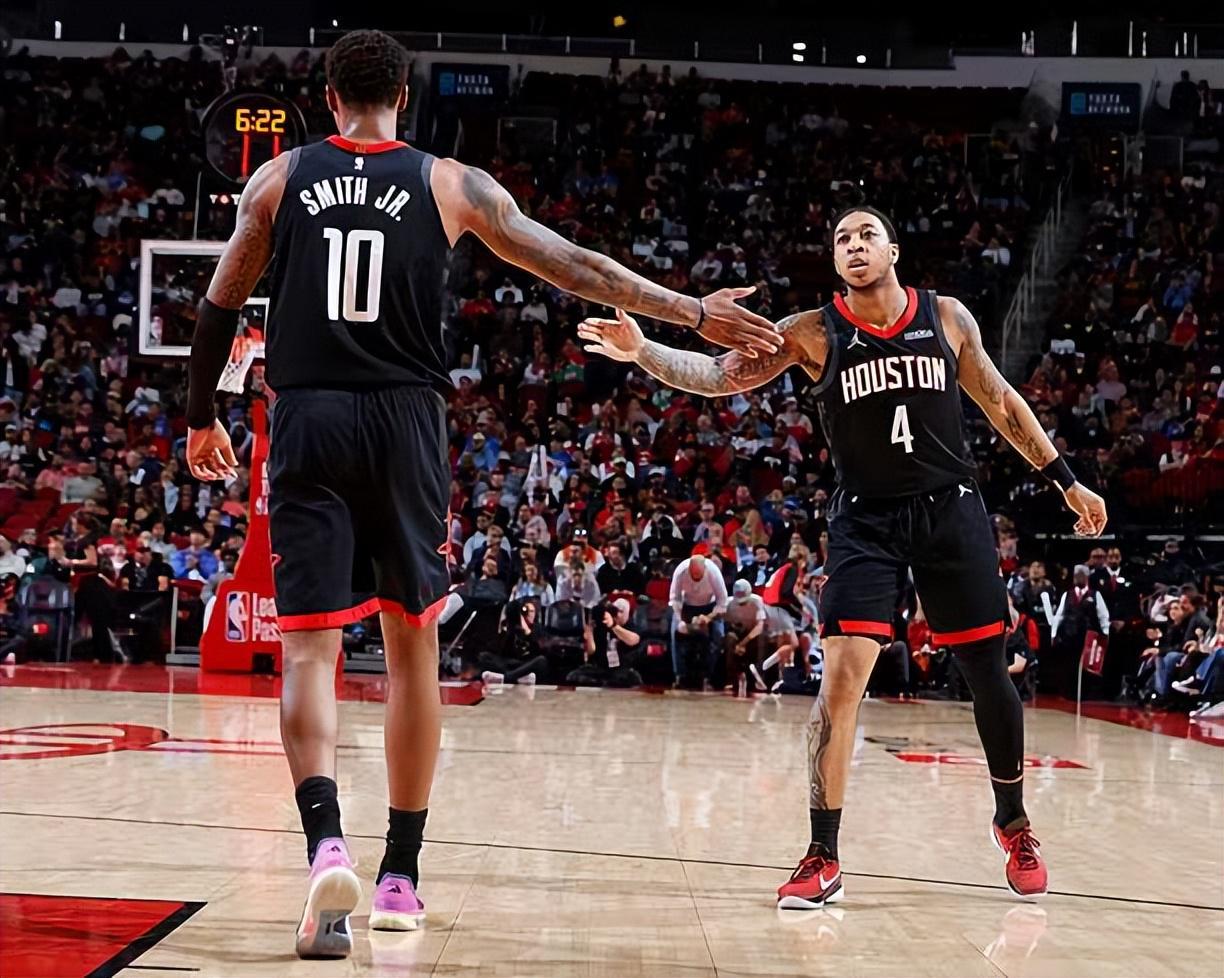 开云体育官网-球队的进攻如此混乱，结果火箭却让全队唯一一名控卫去蹲底角？